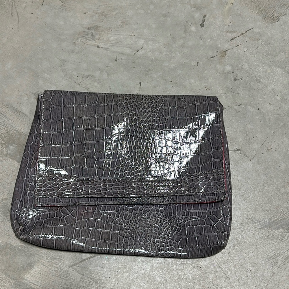 Love This VINCE‎ CAMUTO SILVER SHINY Multiuse Pouch -  / LL-22